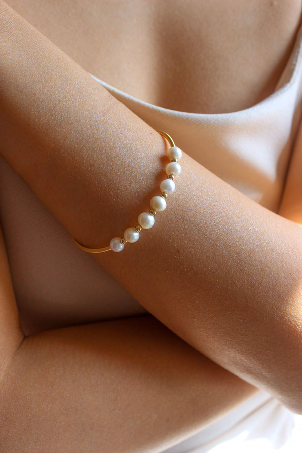 Gleaming Pearl Bangle