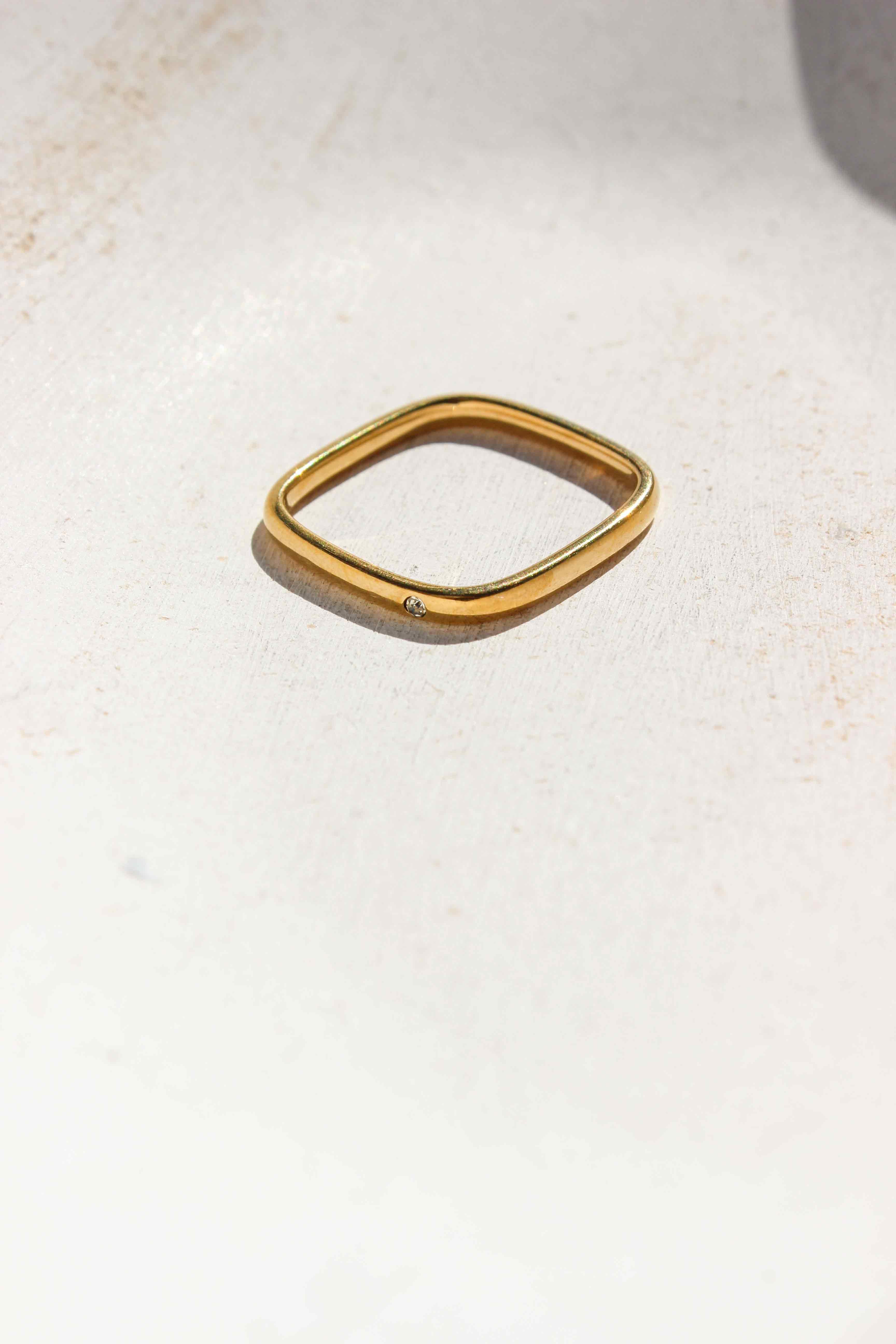 Amelia Ring - Complete. Studio