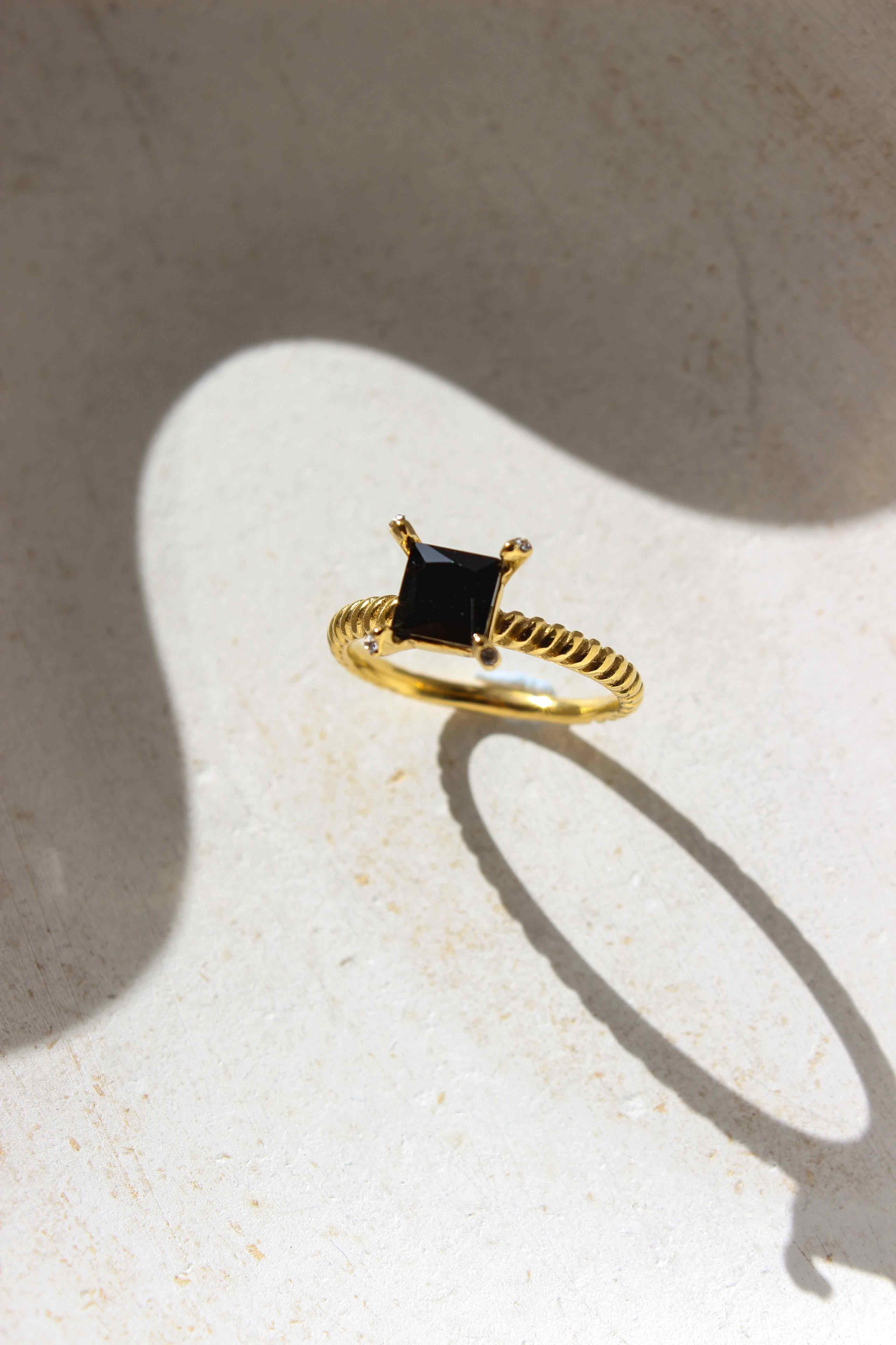 Mabel Ring/Black - Complete. Studio